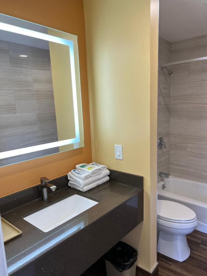 Walnut Inn & Suites West Covina Bagian luar foto