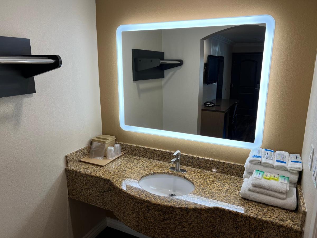 Walnut Inn & Suites West Covina Bagian luar foto