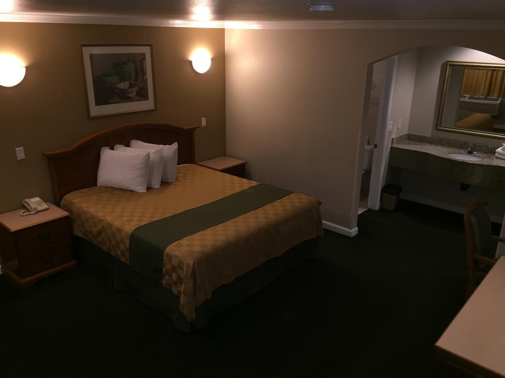 Walnut Inn & Suites West Covina Bagian luar foto