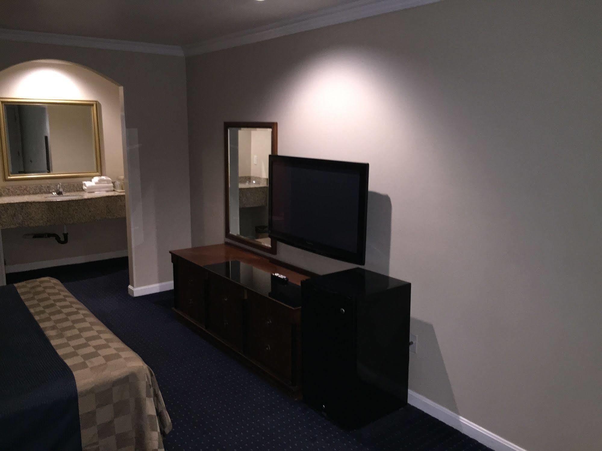 Walnut Inn & Suites West Covina Bagian luar foto